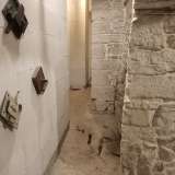 Ci troviamo subito in uno stretto corridoio: nei secoli passati era adibito a cantina e la pavimentazione ancora oggi rappresenta il selciato originale dell�antica strada voluta da Traiano